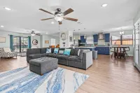 Private Pool Modern Elegant Contemporary Ranch-Style Home, 5 mins to NASA/Kemah