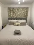 Petfriendly Courtyard Flat Sleeping 2 or 3, Steps from Pembroke Millpond Hotel dekat Pembroke Castle