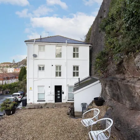 Peaceful, Homely, Pet Friendly with Private Parking - Holiday Apartment 13B