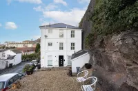 Peaceful, Homely, Pet Friendly with Private Parking - Holiday Apartment 13B