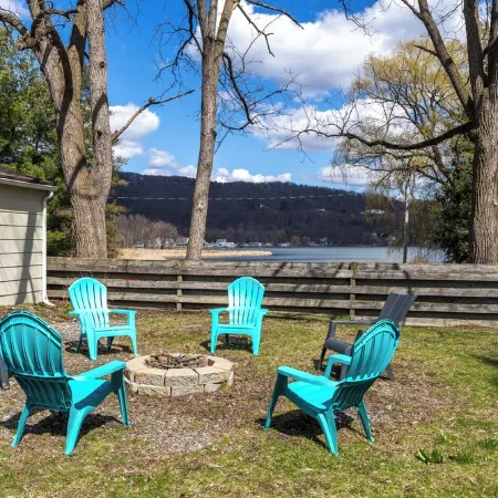 Spacious 4-bedroom vacation home steps to Keuka Lake