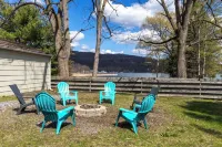 Spacious 4-bedroom vacation home steps to Keuka Lake - Homestays