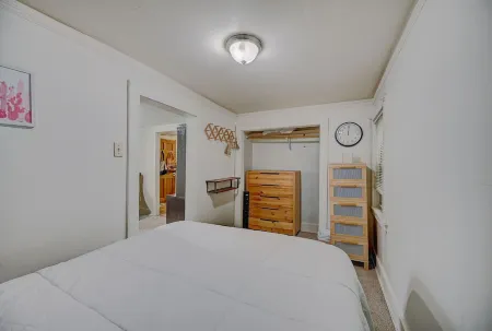 Milwaukee 1BR Bungalow with free parking Отели рядом с достопримечательностью «UWM English as a Second Language Program»