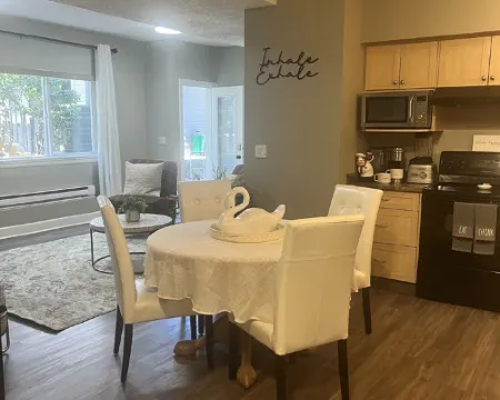 Bears Den close to golf course on Bear Mountain. Hotels in Langford