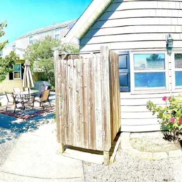 Private cottage at the entrance of Island Beach State Park
