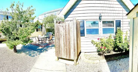 Private cottage at the entrance of Island Beach State Park Отели в г. Беркли