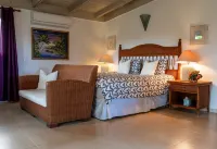 Prepare to be pampered! Golf, lagoon & ocean vista views  at Tres Palmas Villa! فنادق في 