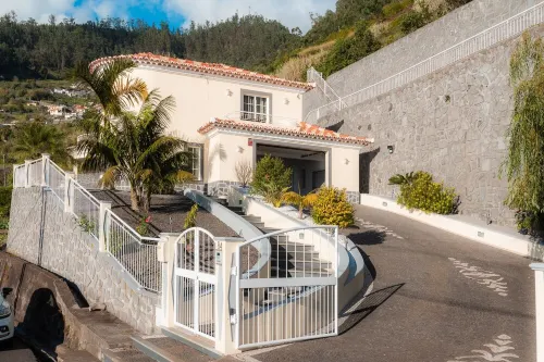 Sunnyside Villa with private pool - 10 min from the beach!