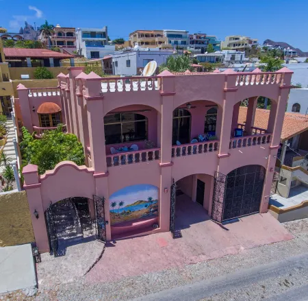 Beautiful beach home, breathtaking ocean views!! Near marina, shops, restaurants