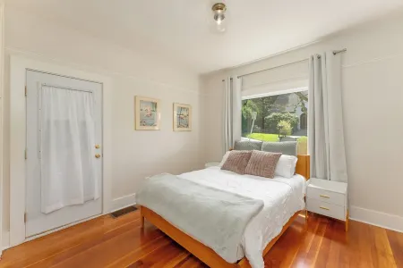 5 min walk to downtown! Newly renovated with original hardwoods and clawfoot tub