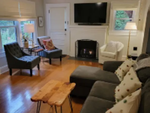 Dwell Well House- Upscale 2 BR/2 BA house downtown w/private fenced yard Hotels in Morganton