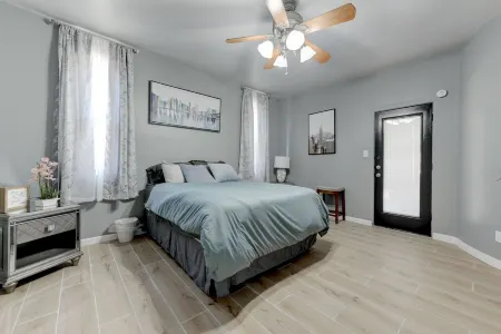 Custom built Tuscan beauty 4br3ba 12+guests; 5min drive to Dana Peak park & lake Отели в г. Харкер Хайтс