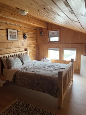Log cabin with large deck and 6 person hot tub Hotels near Dawson City