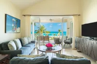 Grandview Penthouse 3 Bedroom plus bonus 4th bedroom Beach Front on Grace Bay