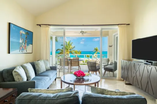 Grandview Penthouse 3 Bedroom plus bonus 4th bedroom Beach Front on Grace Bay
