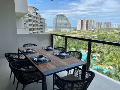 Beautiful beach in Acapulco Diamante, Isla Residence โรงแรมใน