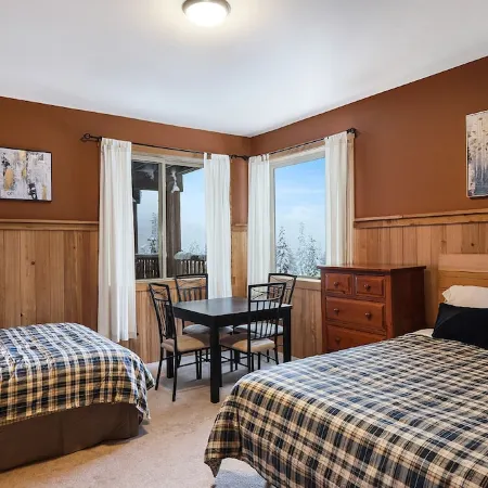 Stunning Log Mount Washington Chalet with Breathtaking Views of Strathcona Park