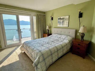 Lakefront Shuswap townhouse in Scotch Creek (Buoy, private beach & pool/hot tub)