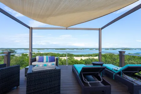 Escape to Exhale at a modern style villa with breathtaking views of chalk sound Отели рядом с достопримечательностью «Turks and Caicos Island»