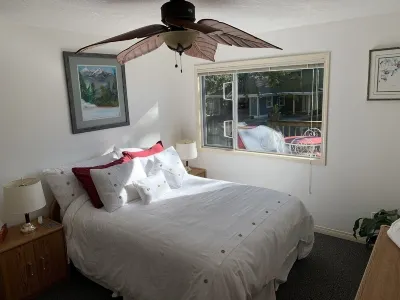 "The Guest House" on beautiful Sproat Lake! Fossli Provincial Park附近的飯店