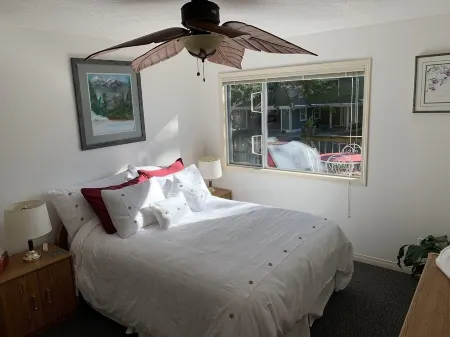 "The Guest House" on beautiful Sproat Lake! Отели рядом с достопримечательностью «Парк штата Фоссли»