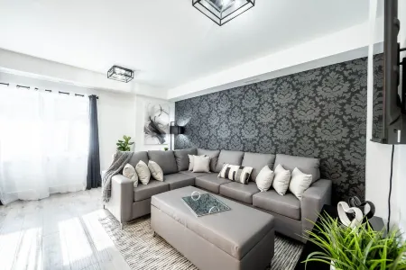 *Sunset x Falls Superb Modern Stacked Town + Parking