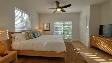 "Gorgeous and Open" 2 Bedroom / 2 Bath Villa