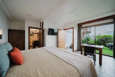 Million dollar Sunset Views and centrally located in Manuel Antonio