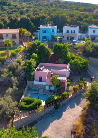 Villa Francesca  with a private pool and gardens - Walking distance available