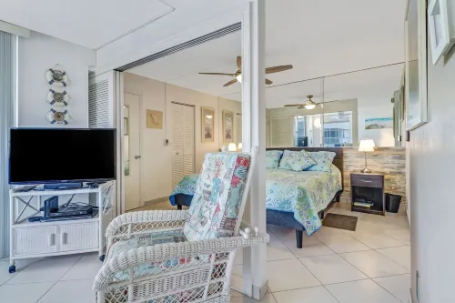 INCREDIBLE VIEWS 10th FLOOR , POOLS AND BALCONY READY