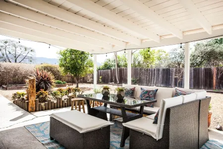 Modern Newbury Park Home| Netflix| Quiet| Safe| Meticulously Clean Отели рядом с достопримечательностью «Лейк Шервуд»