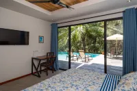 Casa Mamacita: Beautiful new home in peaceful jungle setting - สระว่ายน้ำส่วนตัว