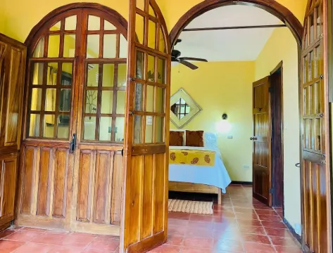 Paradise Awaits! Beach Bliss & Wildlife Thrills – Only 10 Minutes Away! Sleeps 3