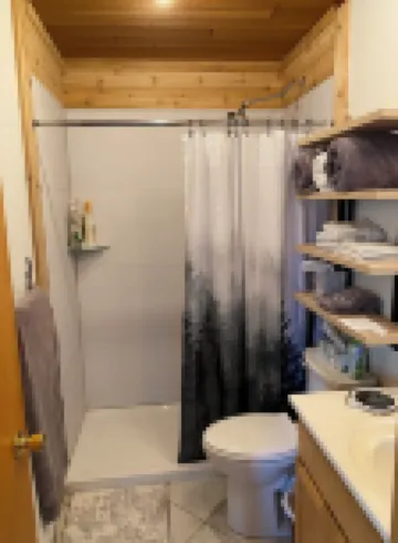 Lakeside Lair; cozy Lake Superior waterfront retreat with views!