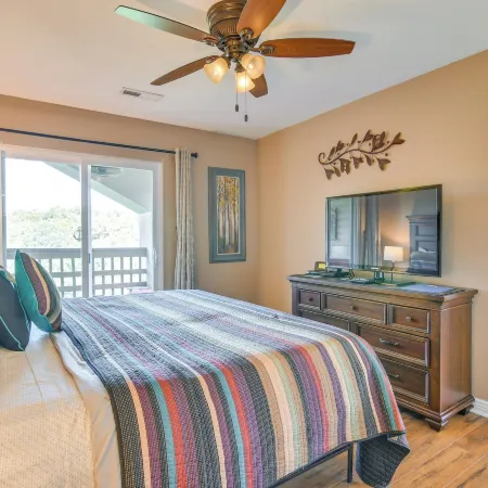 Near Silver Dollar City! Condo with Hot Tub and Lake