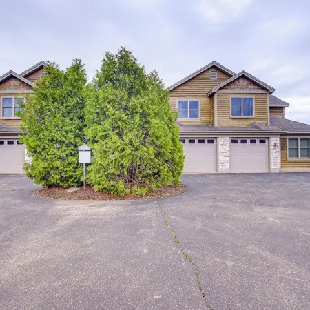 Door County Townhome Pool Access, 1 Mi to Beach!