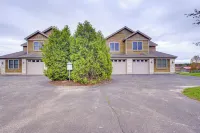 Door County Townhome Pool Access, 1 Mi to Beach! - WiFi