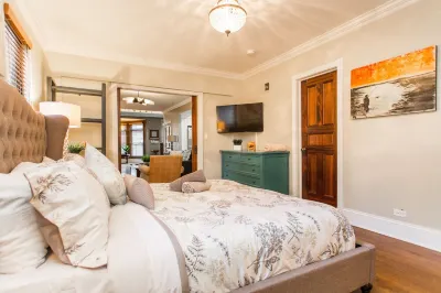 GROUP LUX in Old Town 4bd/3ba (+Rooftop/Parking) Hotels in Old Town