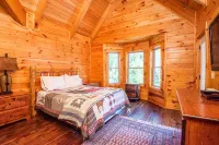 Riverfront Premium Cabin, 3 bed 3.5 bath, On the River, Sleep 10