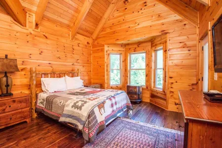Riverfront Premium Cabin, 3 bed 3.5 bath, On the River, Sleep 10