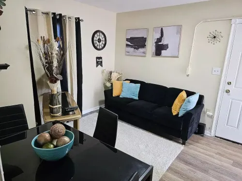 Beautiful 2-bedroom apartment in Rahway, close to Newark Airport and NYC trains. Hotels in Rahway