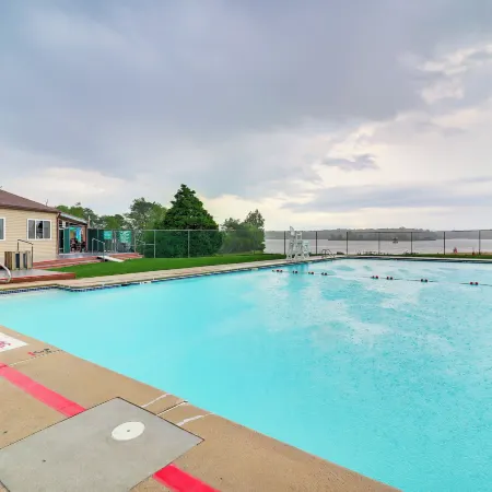 Contemporary House in Lakeside Community! Poconos