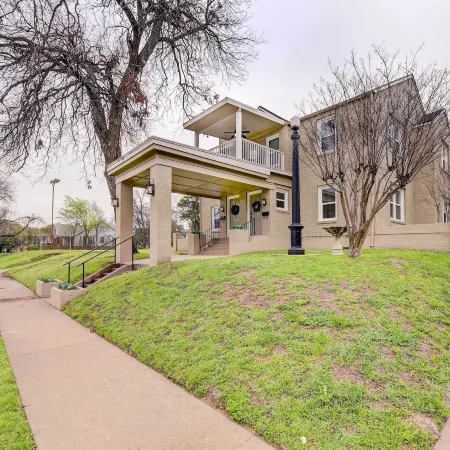 2 Mi to Magnolia Mkt: Cozy Retreat w/ Shared Yard