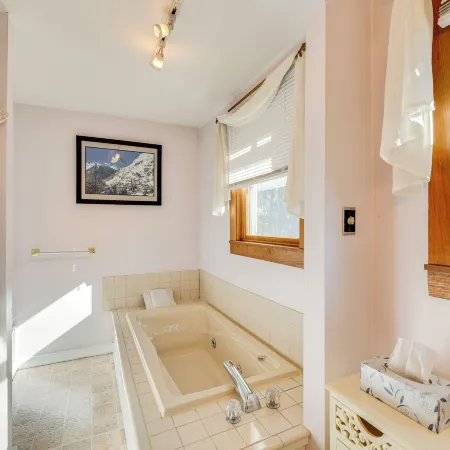 1 Mi to Story Land: Spacious Home w/ Mtn Views!