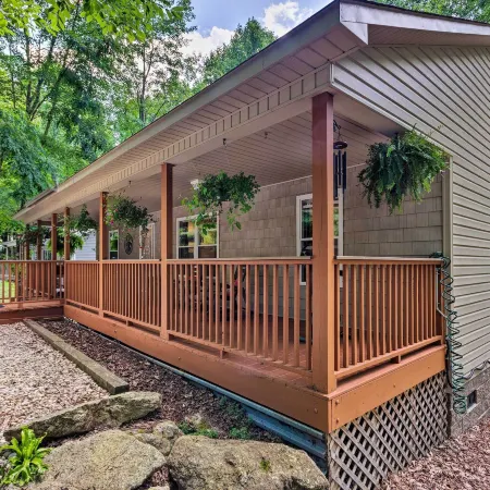 Beech Mountain Home w/ Covered Deck, Near Skiing!