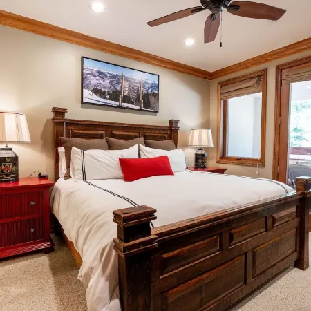 Strawberry Park Ski-in Ski-Out Condo Close to Chairlift