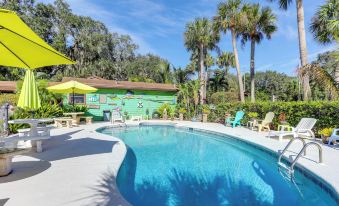 Okeechobee Cabin w/ Patio & Community Pool!