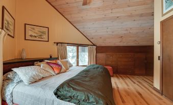 Near Canandaigua Lake: Retro Cabin w/ Deck & Views