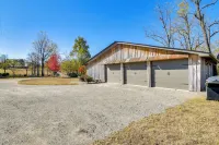 1/2-mi to Lake: Cabin on 43 Acres in Shell Knob! - Homestays