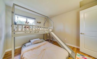 Lakefront Gem: Balcony, Fire Pit & Yard in Everett